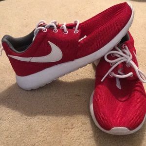 Nike Red Tanjun running sneakers